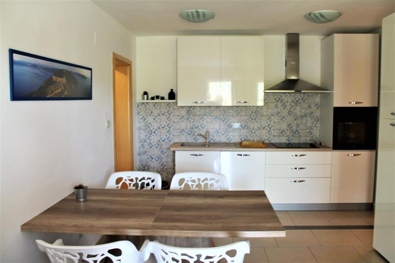Apartmani Klaudija Valun Exterior foto